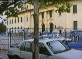 Vallado perimetral policial ante la Biblioteca Pública de la UNLP donde se realizó la Asamblea Universitaria de 1991, que terminó en una enorme represión policial a los estudiantes y asambleístas.