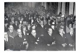 Fotografía del público en una conferencia pronunciada por Juan Carlos Rébora, en la cual se ve a ...