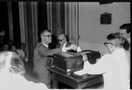 Asamblea por elecciones de presidente UNLP, gana José Peco 1963