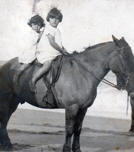 Fotografía de Marilina Rébora y su hermana c.1924/1925