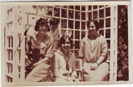 Delia Etcheverry y la alumna Renée Bracco, disfrutando del recreo 1921