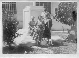 [Vista de cuatro mujeres (posiblemente bibliotecarias y/o docentes) posando en la base del mástil...