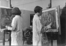 Dos de las alumnas del Curso Superior de Pintura trabajando en una composición