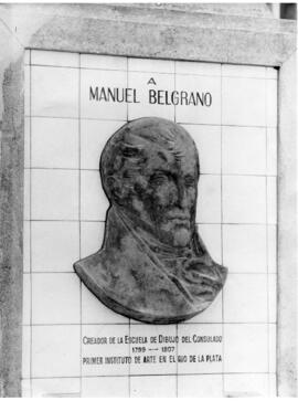 Manuel Belgrano relieve en el basamento del mástil. Homenaje