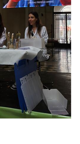 Paula Santoro exponiendo en Expo UNLP 2024