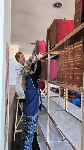 Paula Santoro y Eugenia Orfini en el Archivo de la Facultad de Ciencias Veterinarias